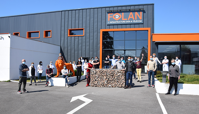 Employees in front of the FOLAN building